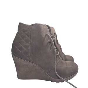 MIA Debra Taupe Grey Suede Quilted Wedge Ankle Boots Lug Sole Size 8.5M